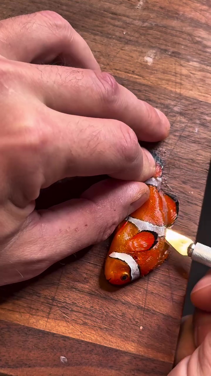  Aksi nekat chef masak ikan nemo jadi menu premium ini bikin heboh, warganet: memang aman dikonsumsi?