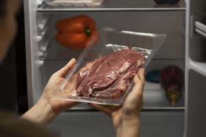 Ingin tahu rahasia daging di freezer lebih awet dan tak cepat berlendir? Kuncinya di 1 jenis daun ini