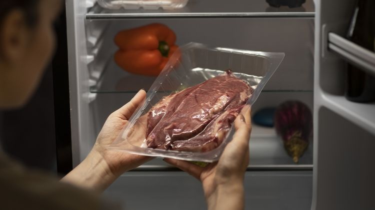 Ingin tahu rahasia daging di freezer lebih awet dan tak cepat berlendir? Kuncinya di 1 jenis daun ini