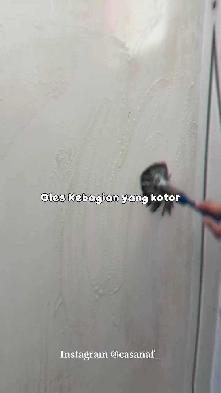 Sekali gosok langsung kinclong, ini trik mengubah pintu kamar mandi dekil berkerak jadi bersih lagi
