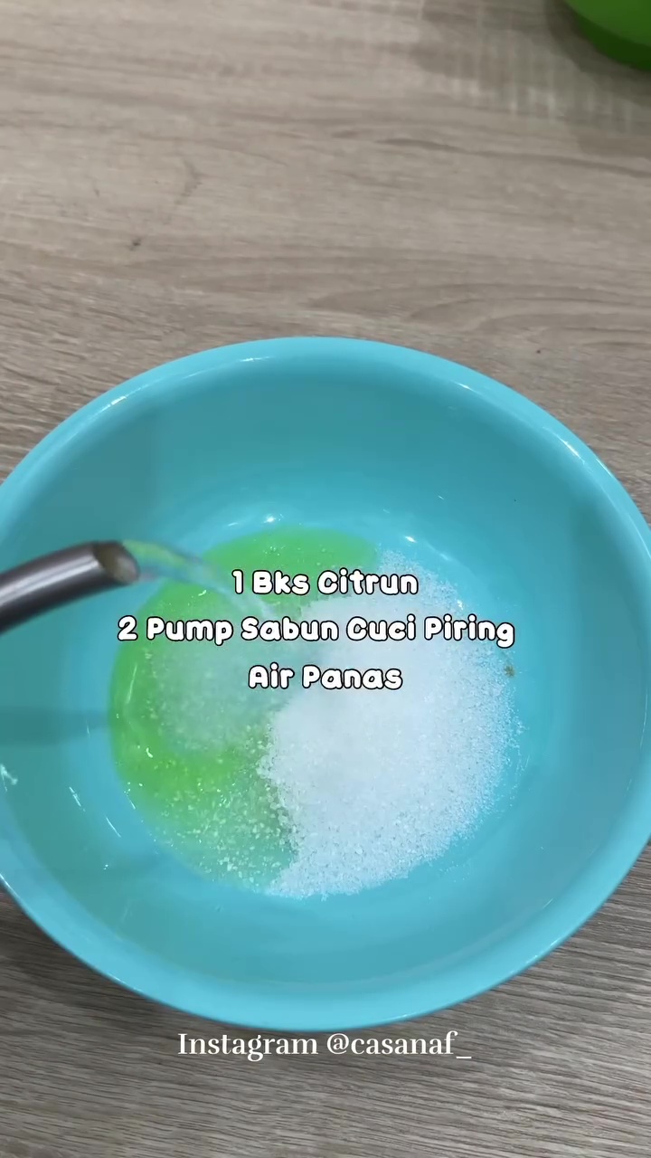 Sekali gosok langsung kinclong, ini trik mengubah pintu kamar mandi dekil berkerak jadi bersih lagi