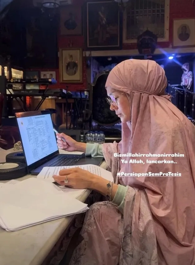 Sering dikira lulusan SMA, ini 7 momen Mulan Jameela seminar thesis, dapat kejutan dari Ahmad Dhani