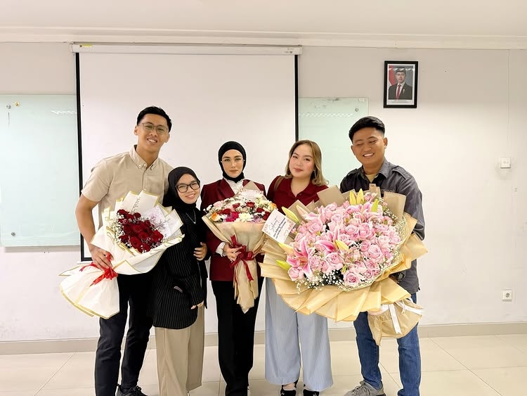 Sering dikira lulusan SMA, ini 7 momen Mulan Jameela seminar thesis, dapat kejutan dari Ahmad Dhani