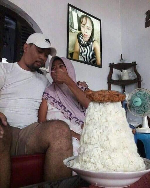 Kelakuannya bikin geleng kepala, 11 potret cewek saat makan ini beneran nggak masuk akal tapi ngakak