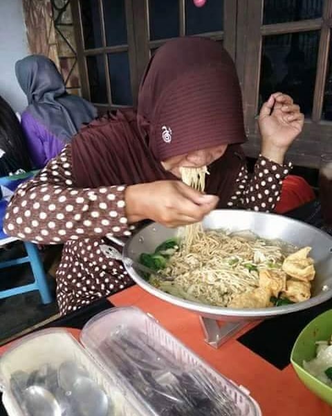 Kelakuannya bikin geleng kepala, 11 potret cewek saat makan ini beneran nggak masuk akal tapi ngakak