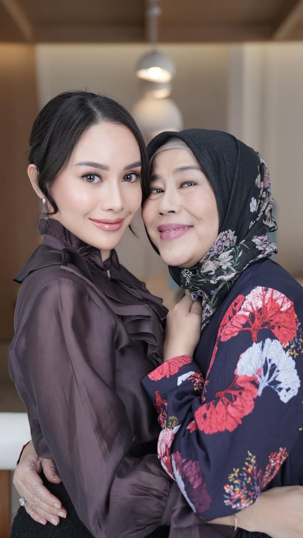 Mertua idaman semua menantu, Dewi Yull beri sikap tegas soal perlakuan suami harus mulia kepada istri