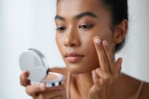 Glow natural tanpa perih, ini 5 rekomendasi cushion low chemical untuk kulit sensitif