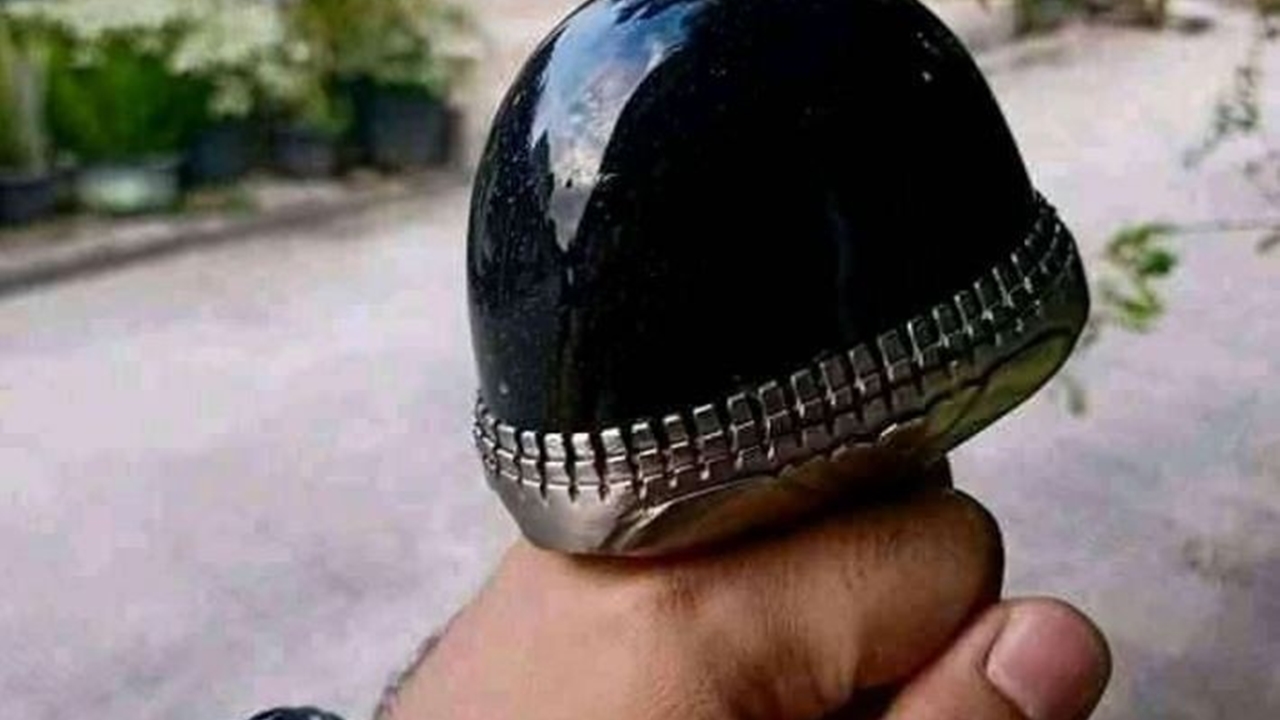 11 Aksesori nyeleneh yang bikin geleng kepala, niat tampil stylish malah jadi sorotan gara-gara unik