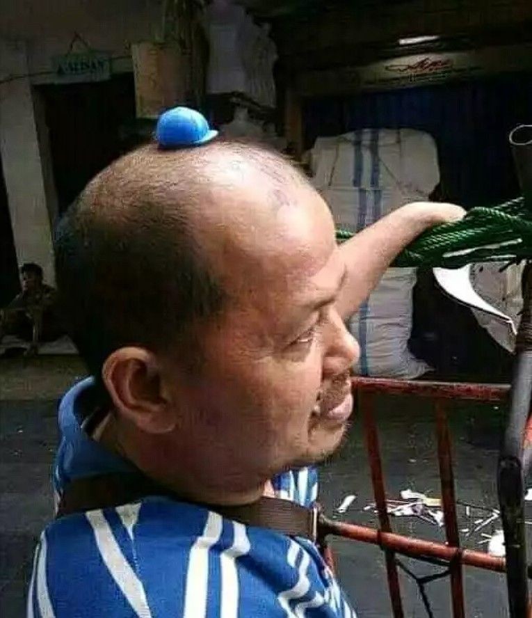 11 Aksesori nyeleneh yang bikin geleng kepala, niat tampil stylish malah jadi sorotan gara-gara unik