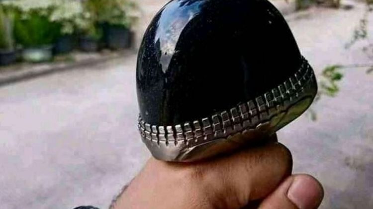 11 Aksesori nyeleneh yang bikin geleng kepala, niat tampil stylish malah jadi sorotan gara-gara unik