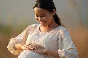 100 Kata-kata mutiara ibu hamil untuk janin, penguat bonding dengan janin di kandungan