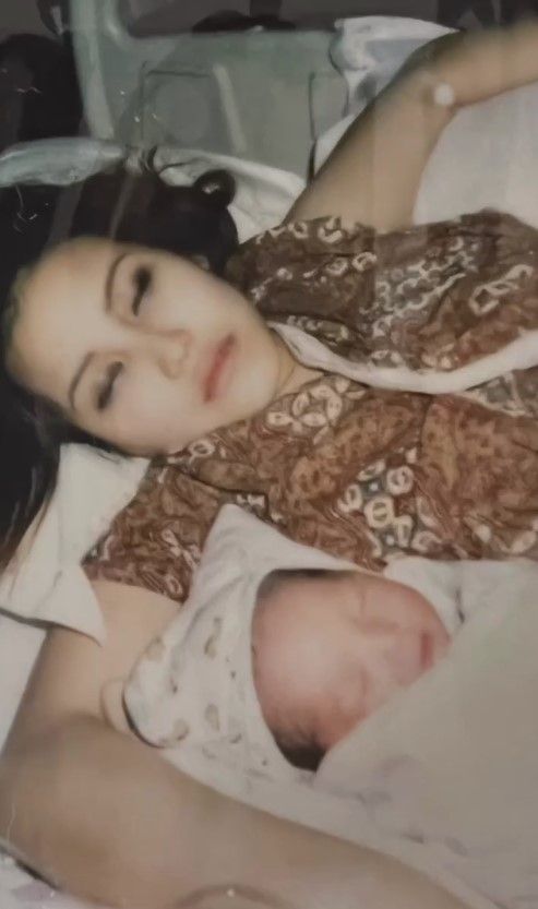 Alis tipisnya curi atensi, intip 11 potret lawas Ayu Ting Ting dari hamil sampai lahiran