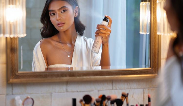 10 Rekomendasi setting spray terbaik, makeup tahan seharian tanpa crack