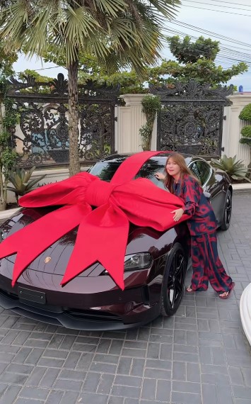 Eks penjaga counter HP ini kini gacor jadi juragan skincare, pamer  beli mobil Rp5 M, ini 9 potretnya