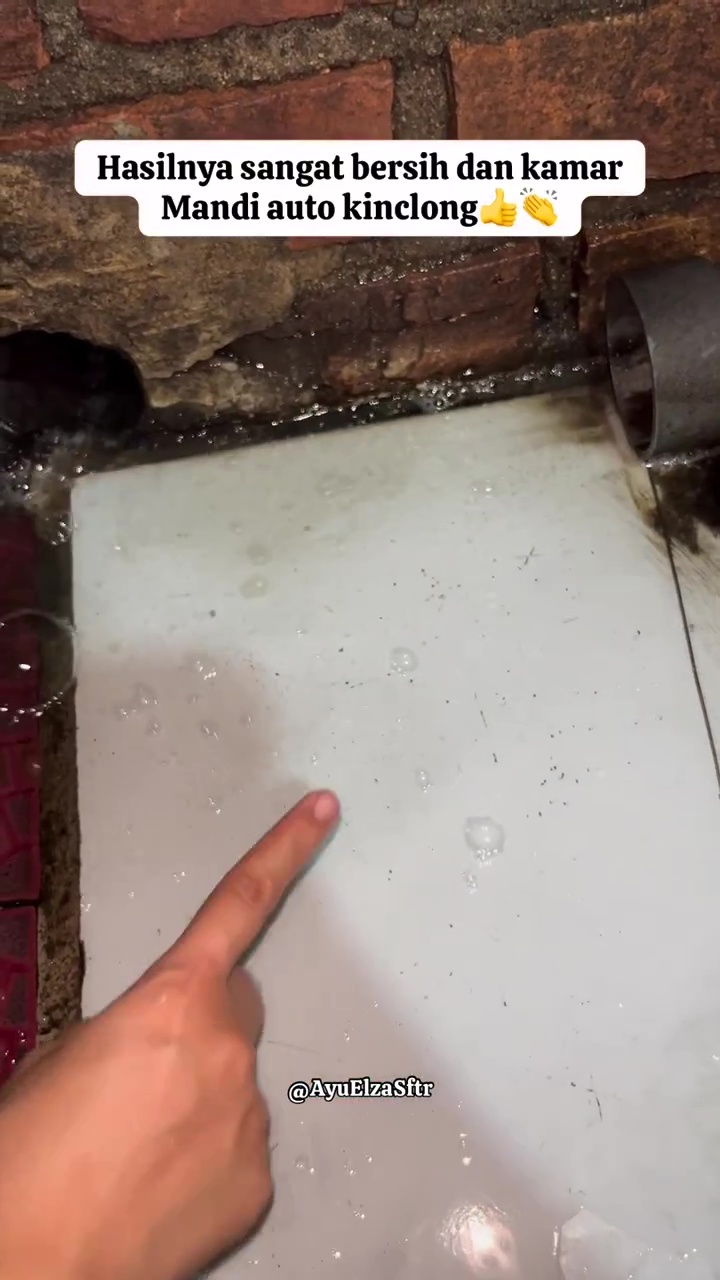 Jangan biarkan kerak kamar mandi menghitam dan berjamur! Segera bersihkan pakai 2 bahan dapur ini