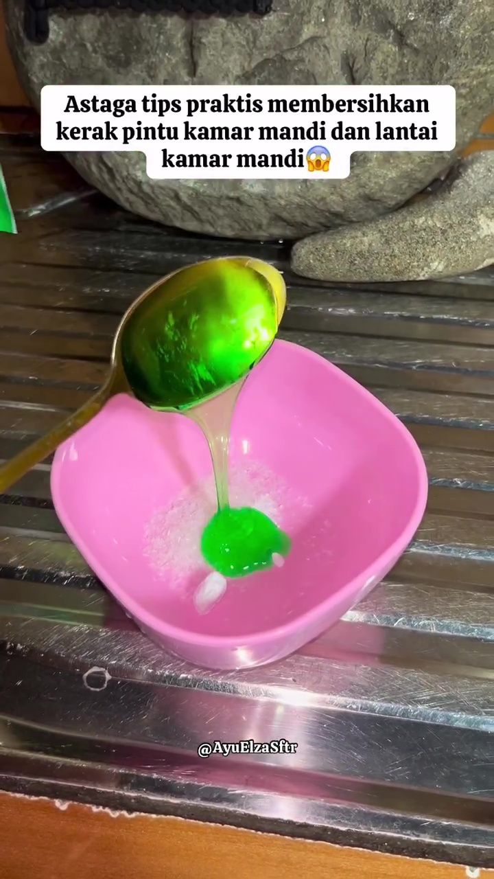 Jangan biarkan kerak kamar mandi menghitam dan berjamur! Segera bersihkan pakai 2 bahan dapur ini