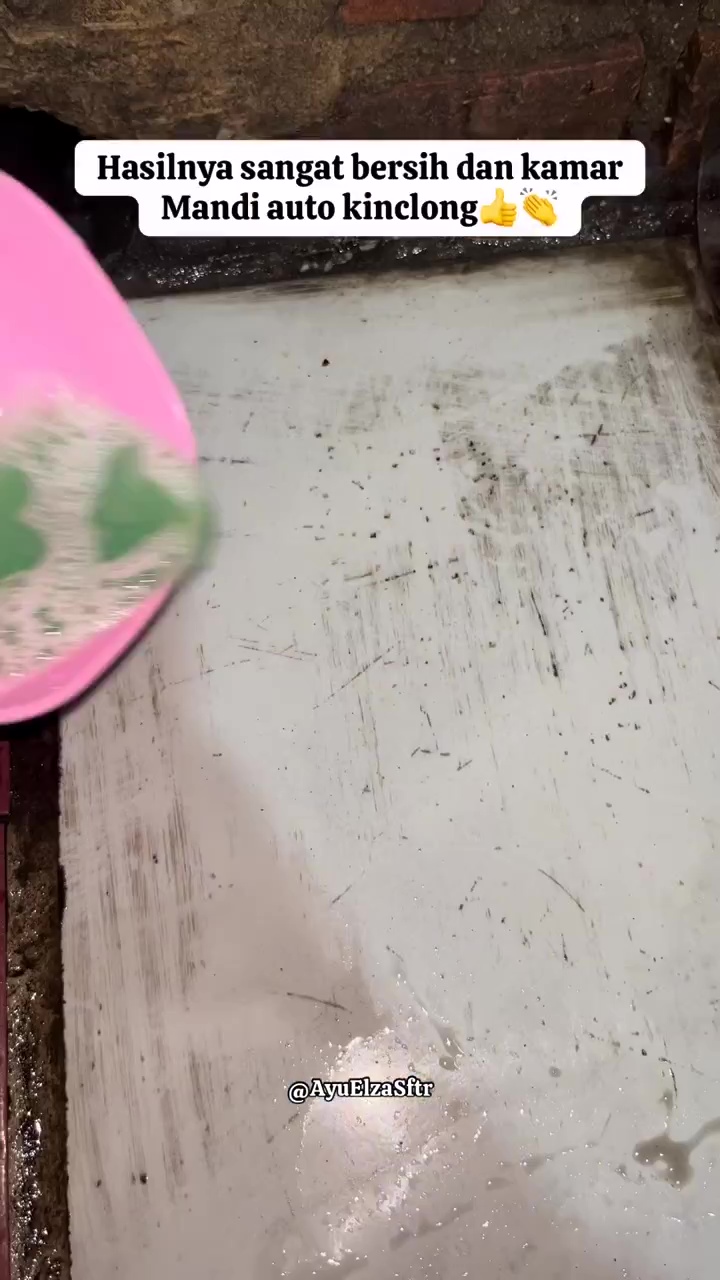 Jangan biarkan kerak kamar mandi menghitam dan berjamur! Segera bersihkan pakai 2 bahan dapur ini