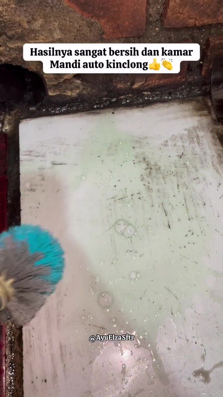 Jangan biarkan kerak kamar mandi menghitam dan berjamur! Segera bersihkan pakai 2 bahan dapur ini