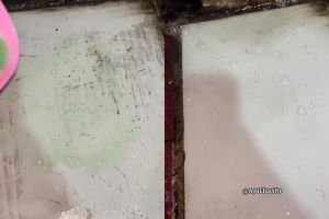 Jangan biarkan kerak kamar mandi menghitam dan berjamur! Segera bersihkan pakai 2 bahan dapur ini