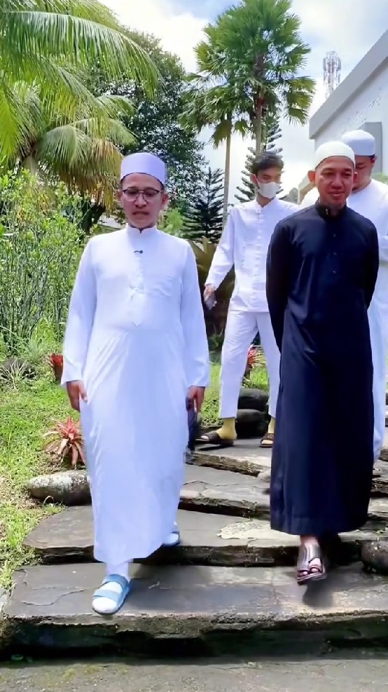 9 Potret Ruben Onsu isi waktu luang dengan belajar di pesantren, dalami Islam bareng habib dan ustaz