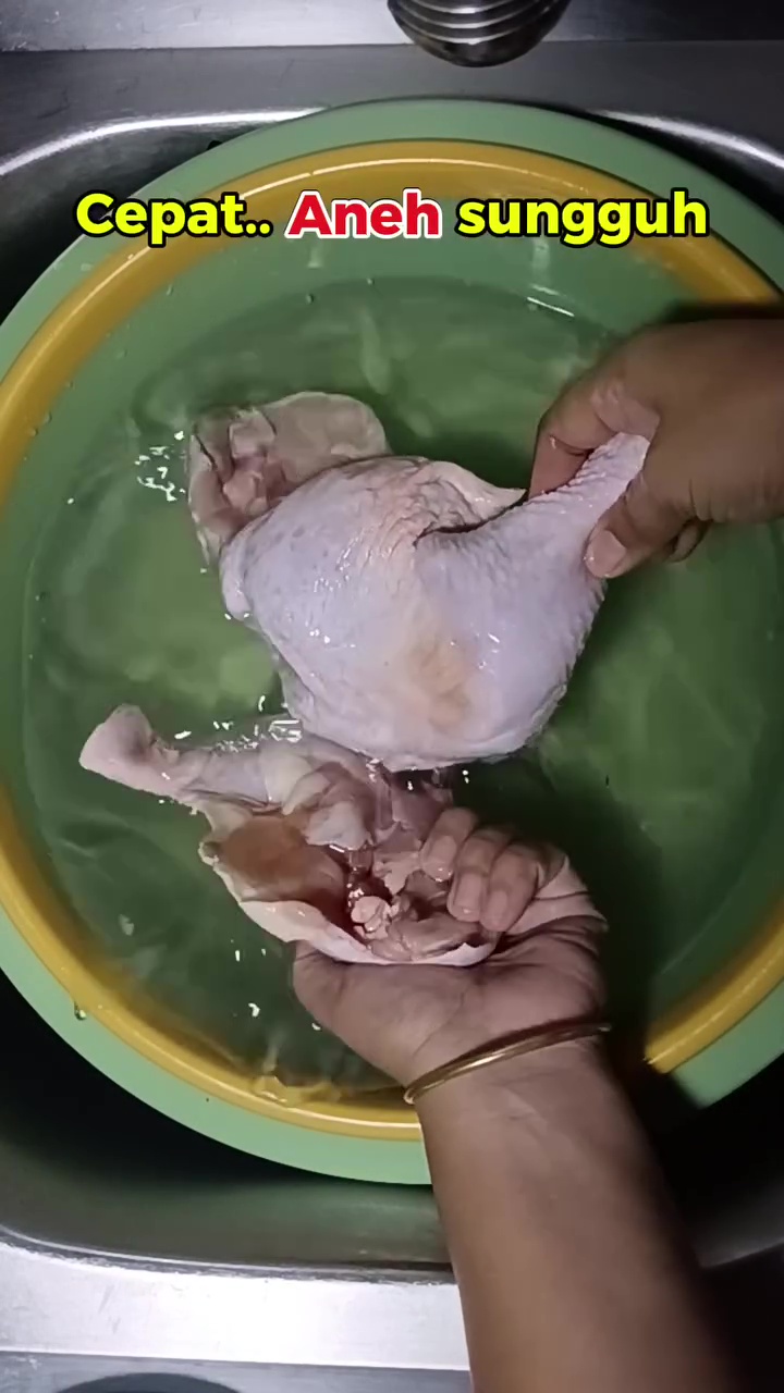 Cuma butuh 5 menit, daging ayam beku yang keras bisa jadi lunak dan siap dimasak dengan cara ini