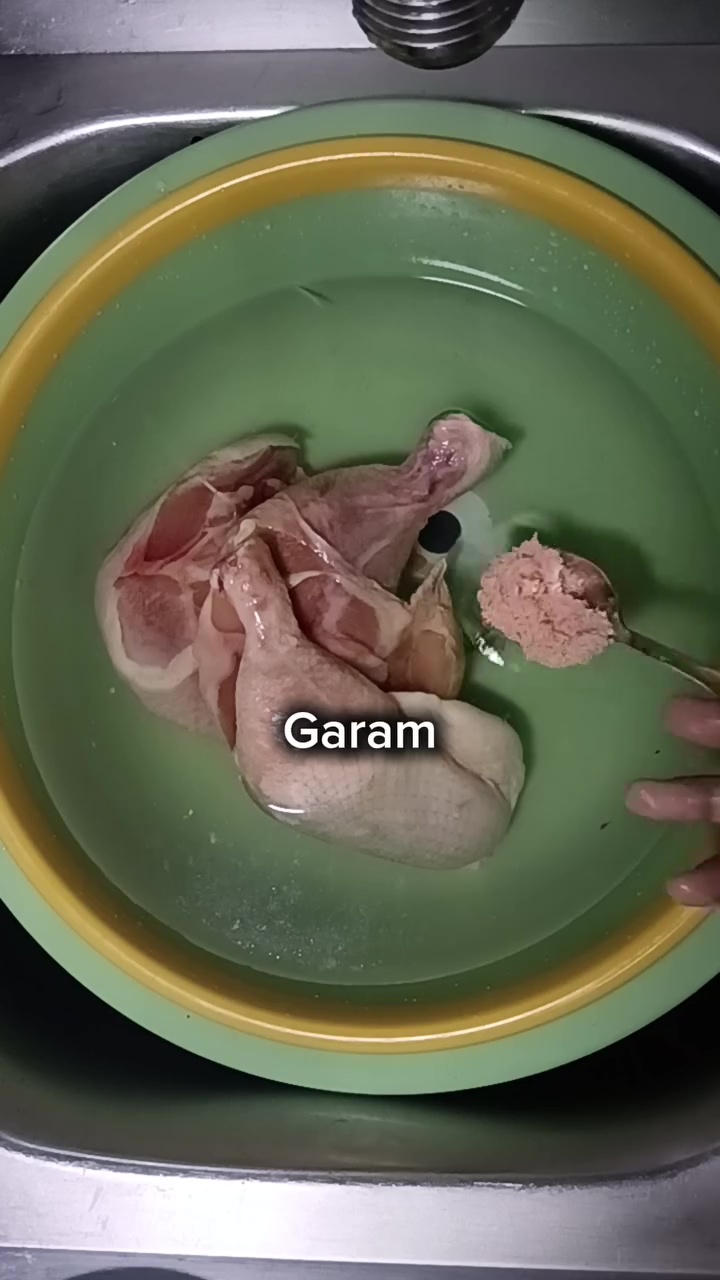Cuma butuh 5 menit, daging ayam beku yang keras bisa jadi lunak dan siap dimasak dengan cara ini