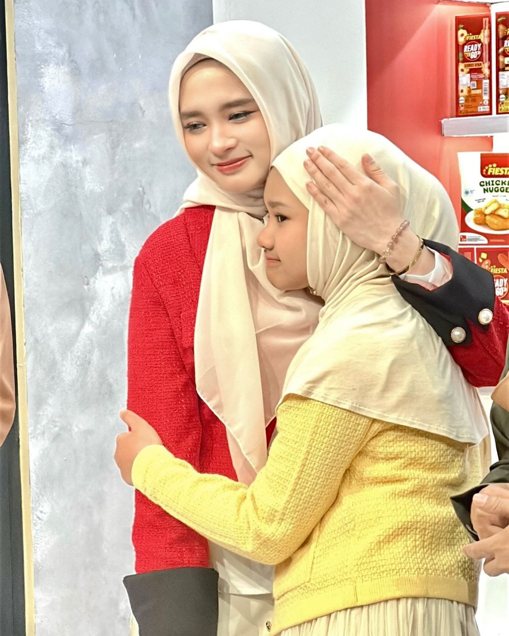 Ibu Virgoun menangis usai Inara Rusli dilaporkan ke polisi gegara isu selingkuh, khawatir mental cucu