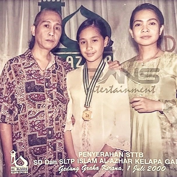 Jadi kenangan indah saat kecil, begini potret lawas 13 penyanyi saat bersama keluarga