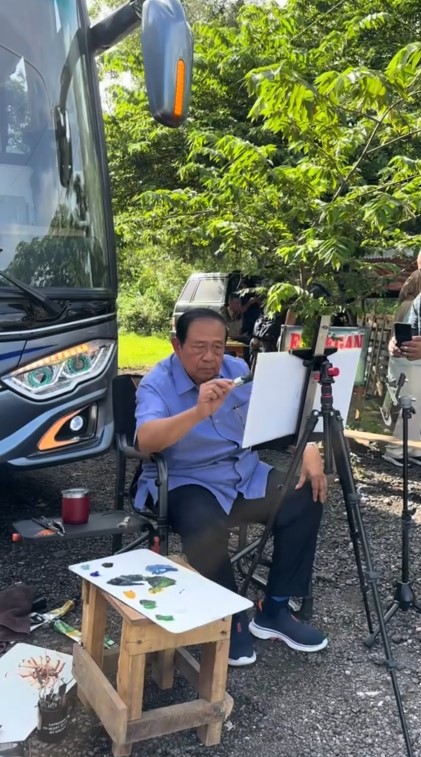 Menikmati masa tua, 9 potret SBY spontan lukis pemandangan desa Wonogiri ini hasilnya bikin takjub