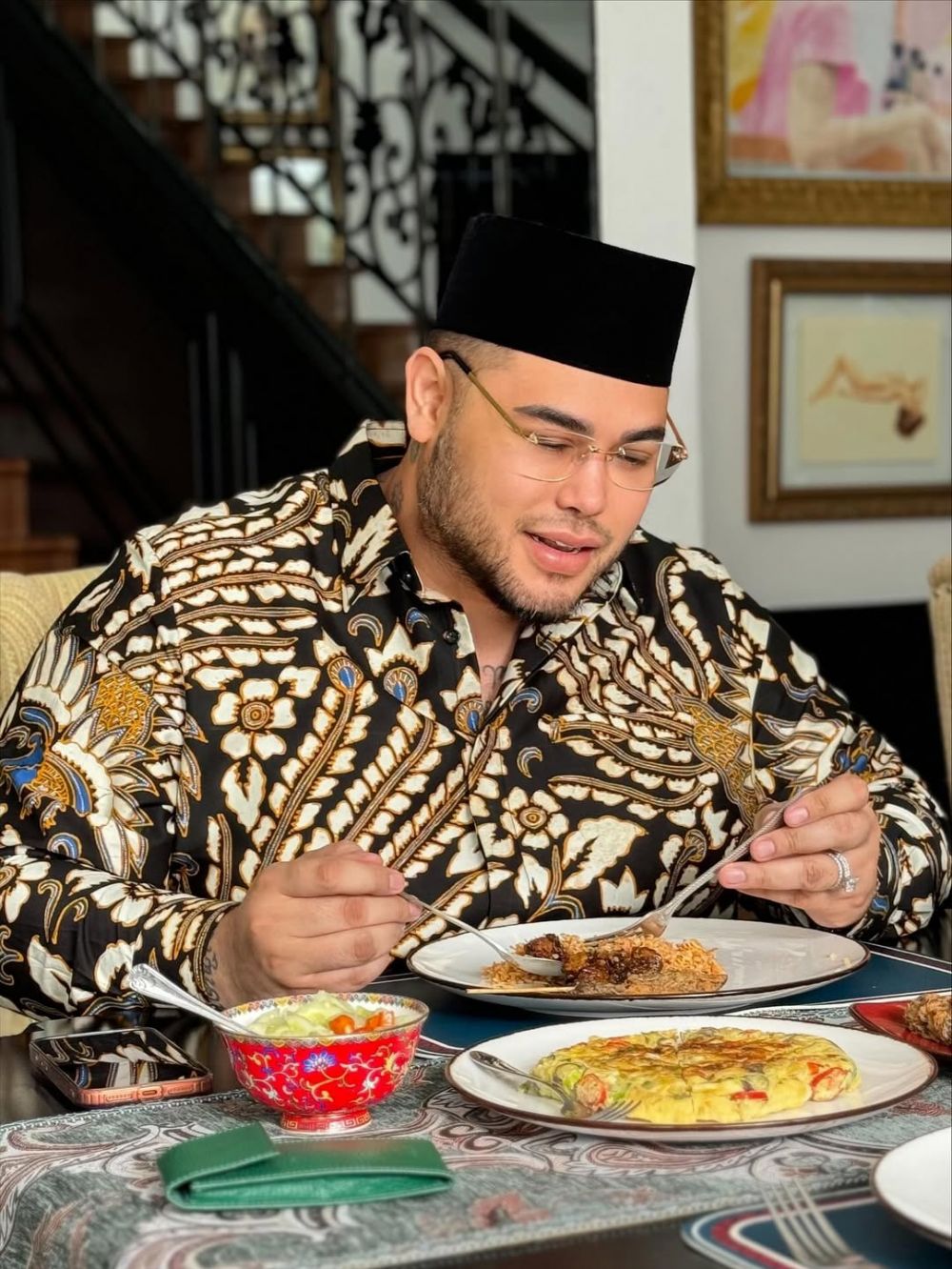 5 Potret Ivan Gunawan berbatik tampil gagah dan berwibawa jadi saksi nikah Nadia Purwoko, tuai pujian