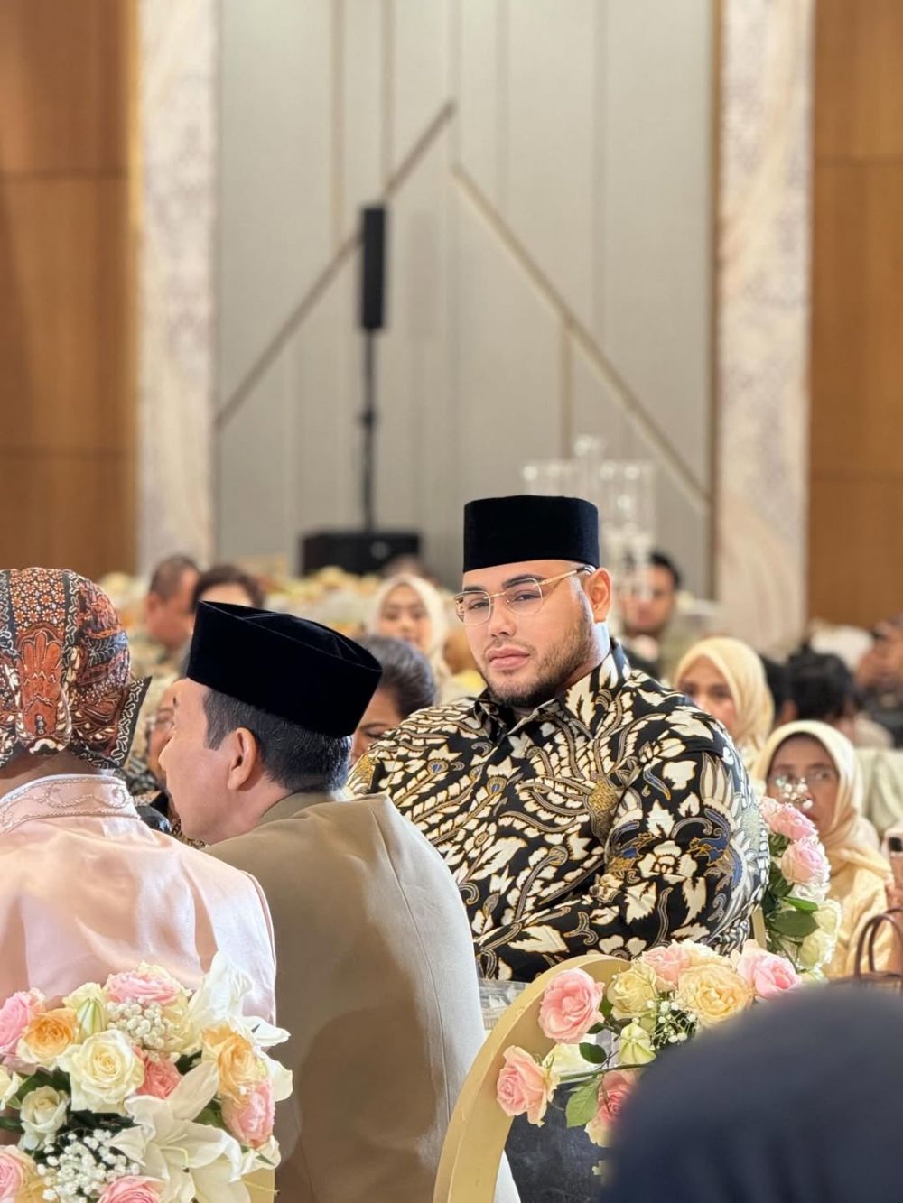 5 Potret Ivan Gunawan berbatik tampil gagah dan berwibawa jadi saksi nikah Nadia Purwoko, tuai pujian