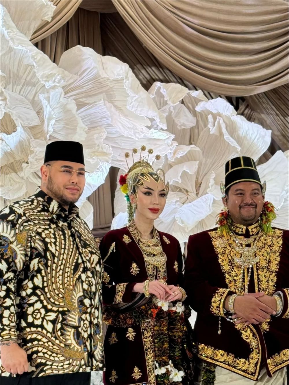 5 Potret Ivan Gunawan berbatik tampil gagah dan berwibawa jadi saksi nikah Nadia Purwoko, tuai pujian