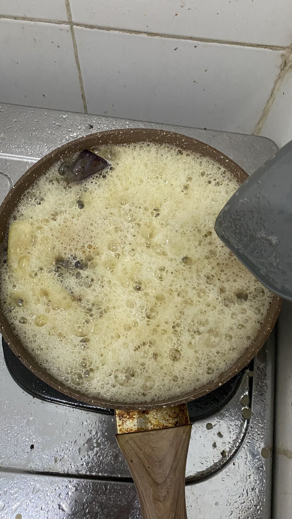 Minyak berbusa sampai meluap, benarkah sutil silikon biang keroknya? Cek juga trik mengatasinya