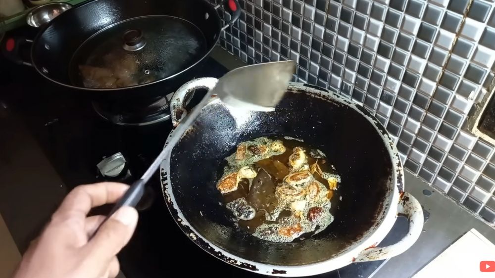 Minyak berbusa sampai meluap, benarkah sutil silikon biang keroknya? Cek juga trik mengatasinya