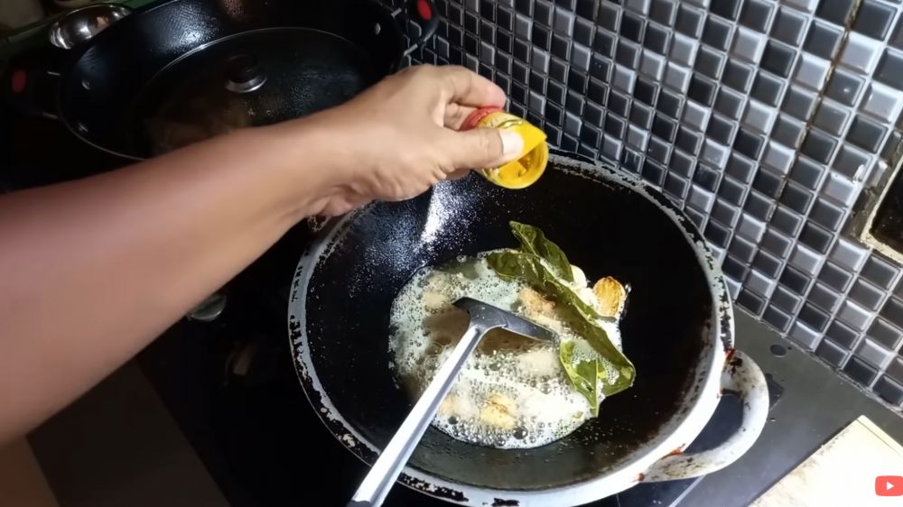 Minyak berbusa sampai meluap, benarkah sutil silikon biang keroknya? Cek juga trik mengatasinya