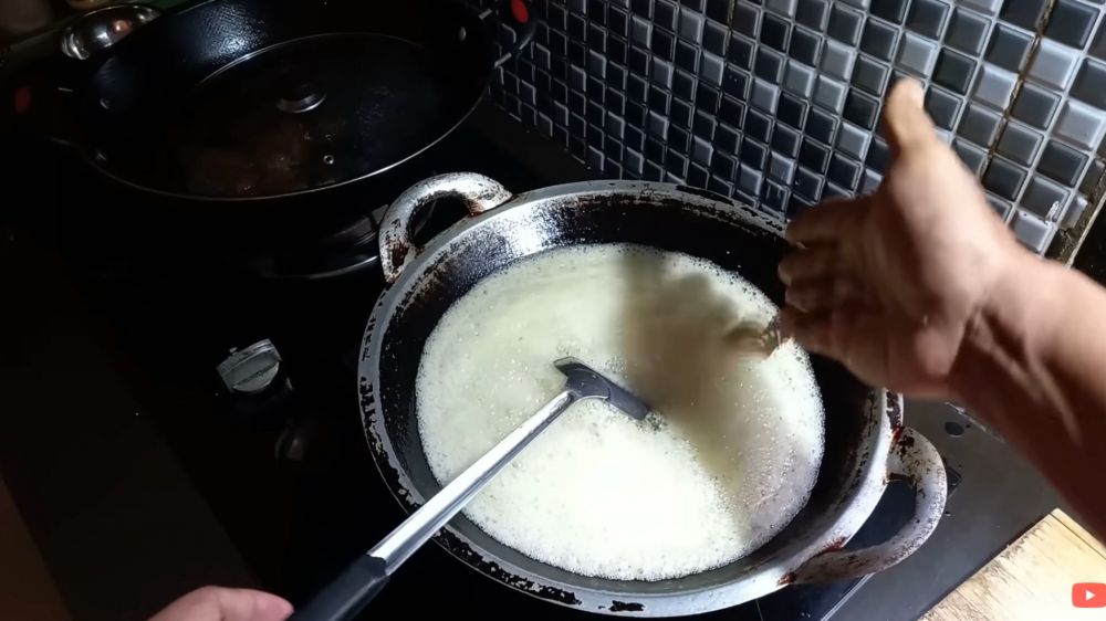 Minyak berbusa sampai meluap, benarkah sutil silikon biang keroknya? Cek juga trik mengatasinya