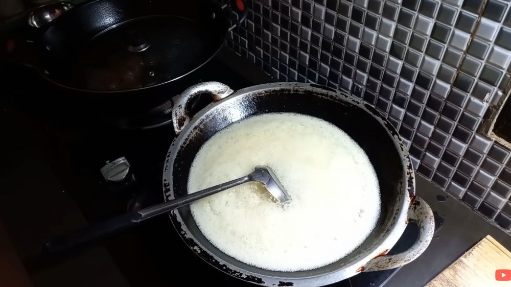 Minyak berbusa sampai meluap, benarkah sutil silikon biang keroknya? Cek juga trik mengatasinya