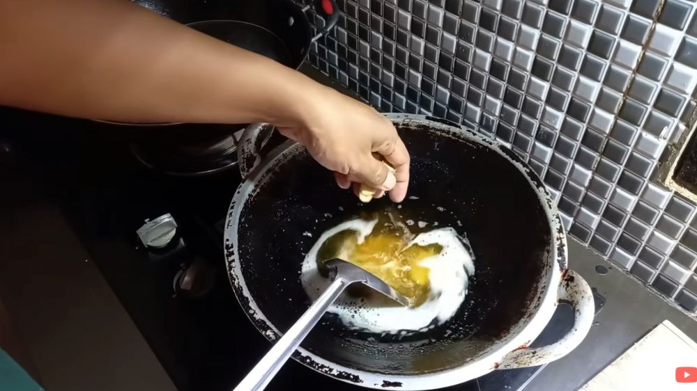 Minyak berbusa sampai meluap, benarkah sutil silikon biang keroknya? Cek juga trik mengatasinya