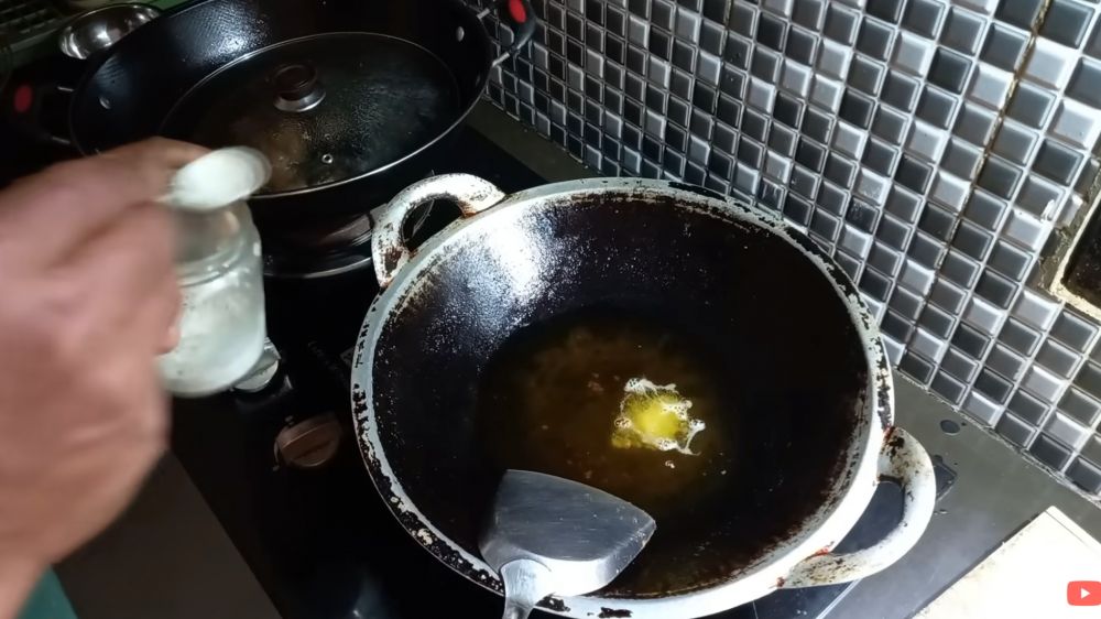 Minyak berbusa sampai meluap, benarkah sutil silikon biang keroknya? Cek juga trik mengatasinya