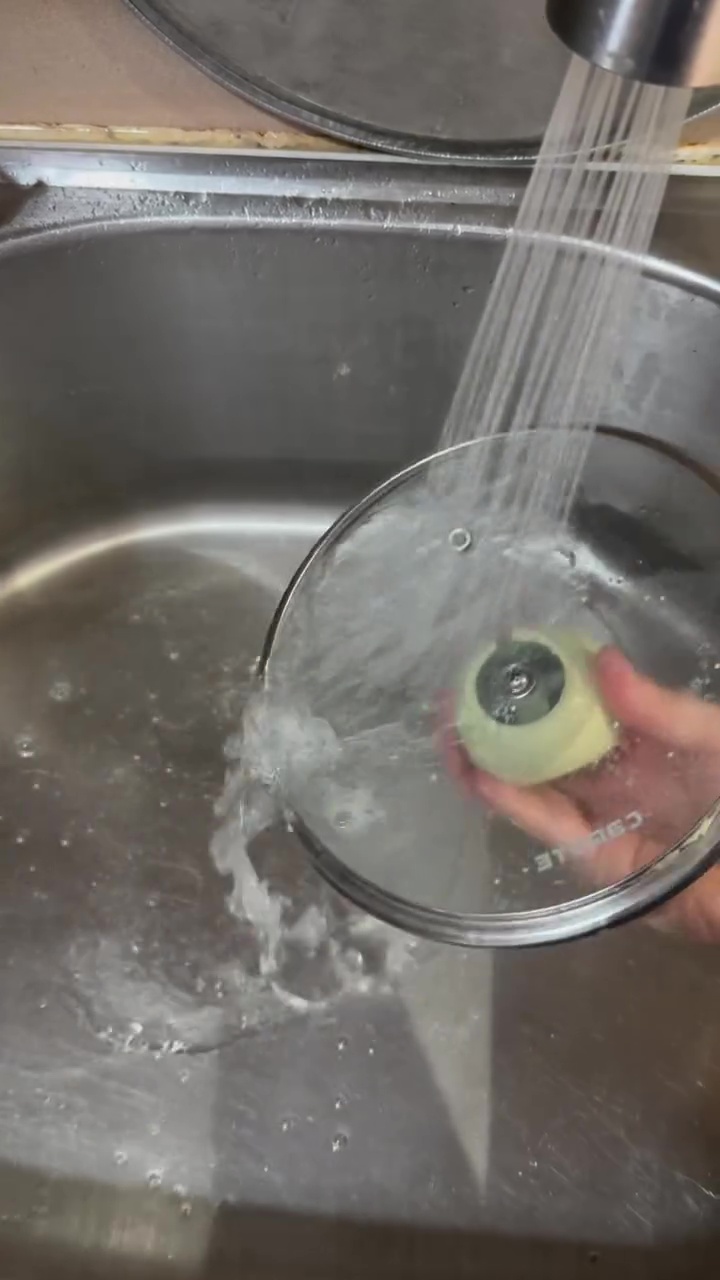 Tutup panci di dapur jadi buram karena bercak air? Coba bersihkan pakai 2 bahan dapur ini biar bening 