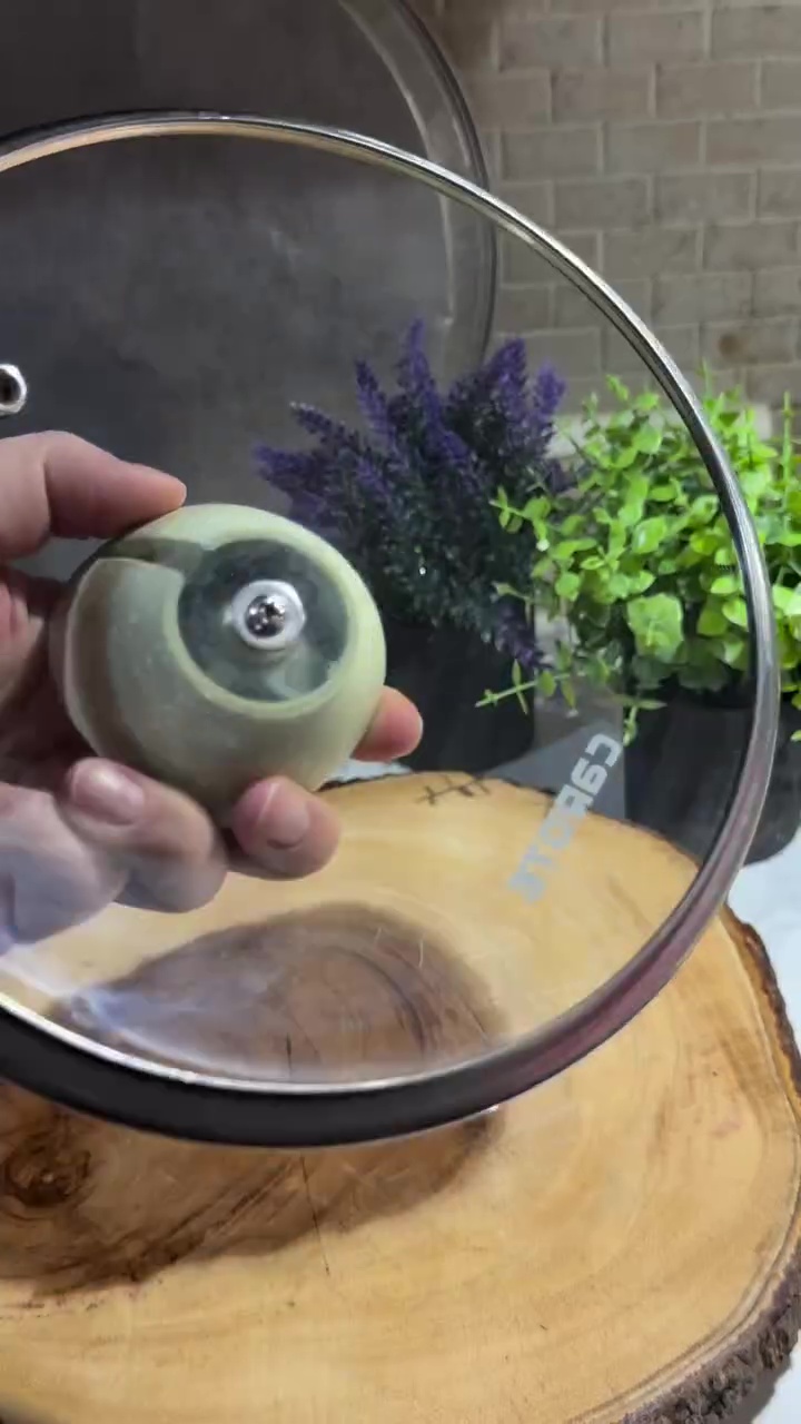 Tutup panci di dapur jadi buram karena bercak air? Coba bersihkan pakai 2 bahan dapur ini biar bening 