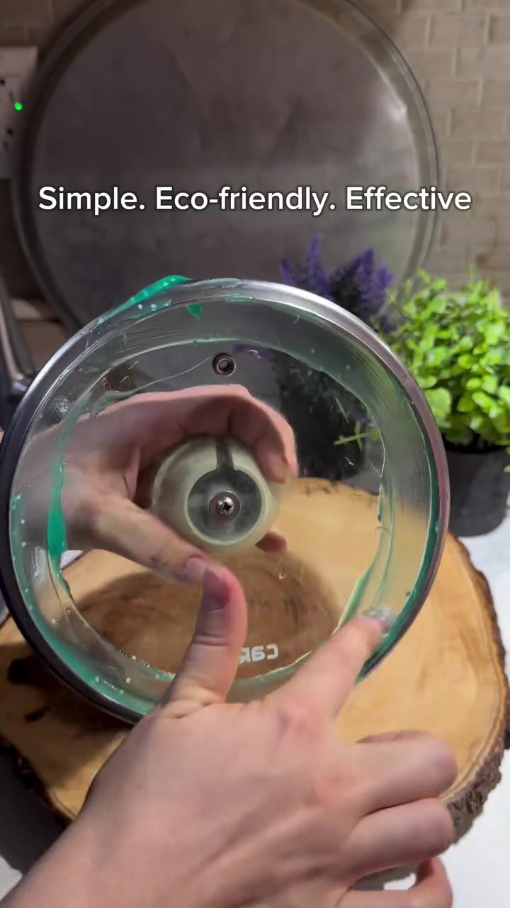 Tutup panci di dapur jadi buram karena bercak air? Coba bersihkan pakai 2 bahan dapur ini biar bening 