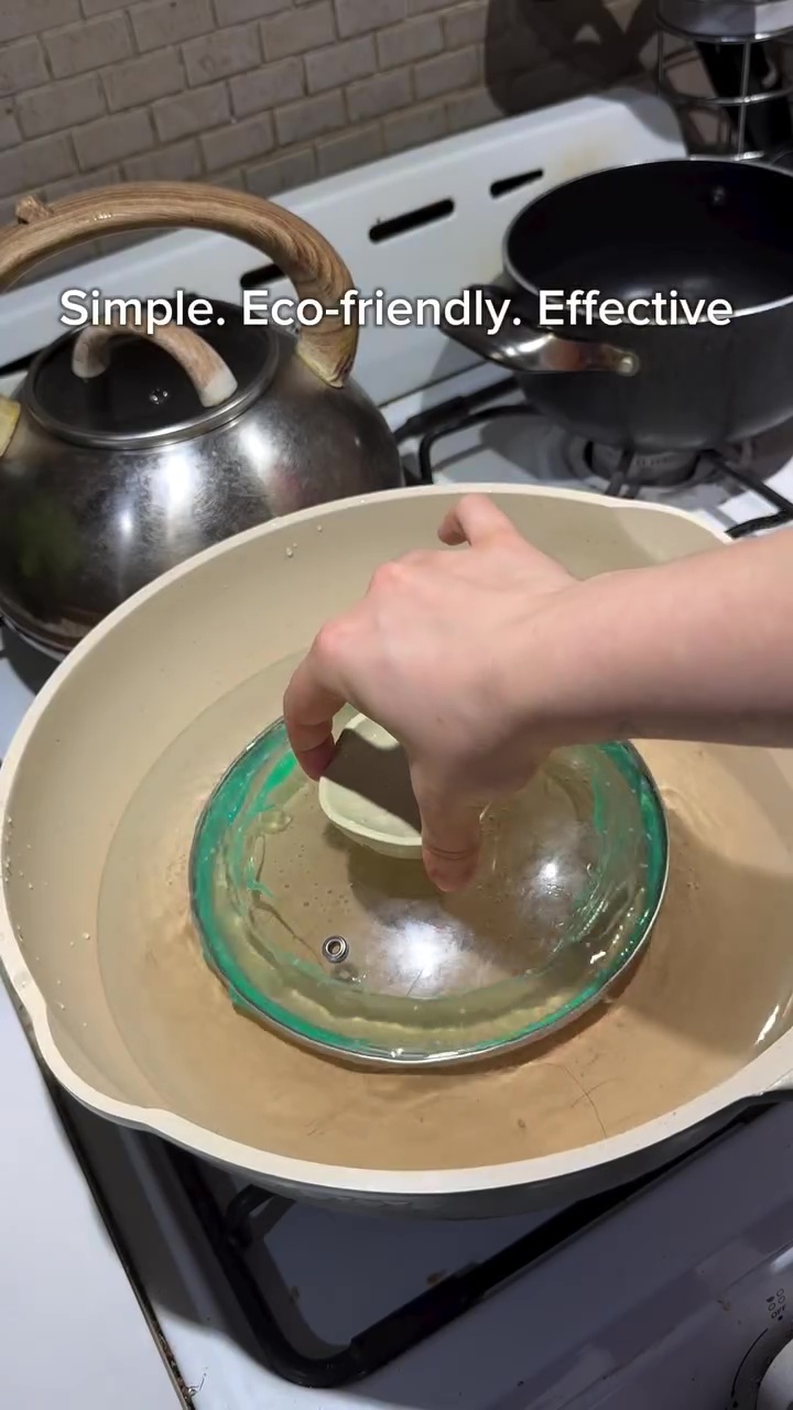 Tutup panci di dapur jadi buram karena bercak air? Coba bersihkan pakai 2 bahan dapur ini biar bening 