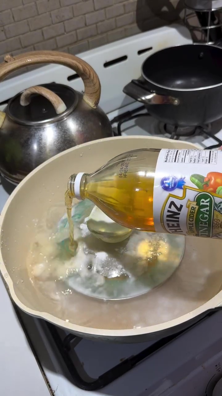 Tutup panci di dapur jadi buram karena bercak air? Coba bersihkan pakai 2 bahan dapur ini biar bening 