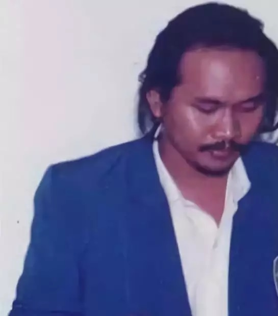 Foto Desta ikut demo 1998 curi perhatian, begini potret lawas 9 presenter pria saat kuliah