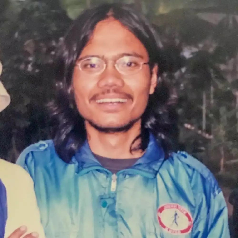 Foto Desta ikut demo 1998 curi perhatian, begini potret lawas 9 presenter pria saat kuliah