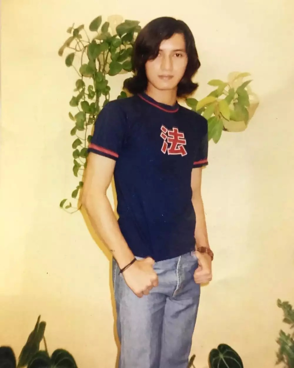 Foto Desta ikut demo 1998 curi perhatian, begini potret lawas 9 presenter pria saat kuliah