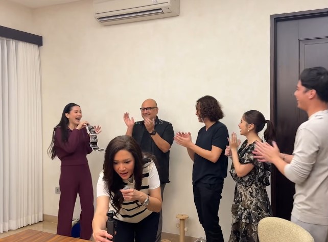 Maia Estianty dikritik gegara sibuk pegang kamera saat Alyssa umumkan hamil, ini klarifikasinya