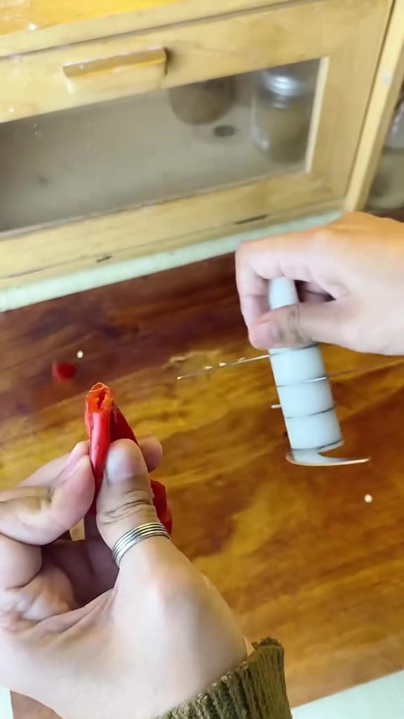 Pisau blender mulai tumpul karena sering dipakai? Coba tajamkan pakai 1 ampas dapur ini