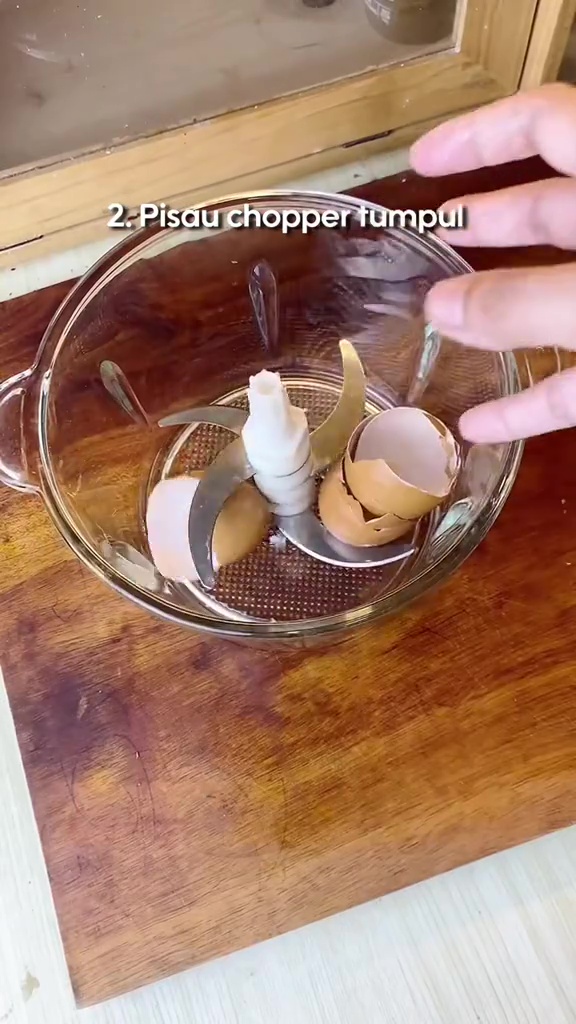 Pisau blender mulai tumpul karena sering dipakai? Coba tajamkan pakai 1 ampas dapur ini